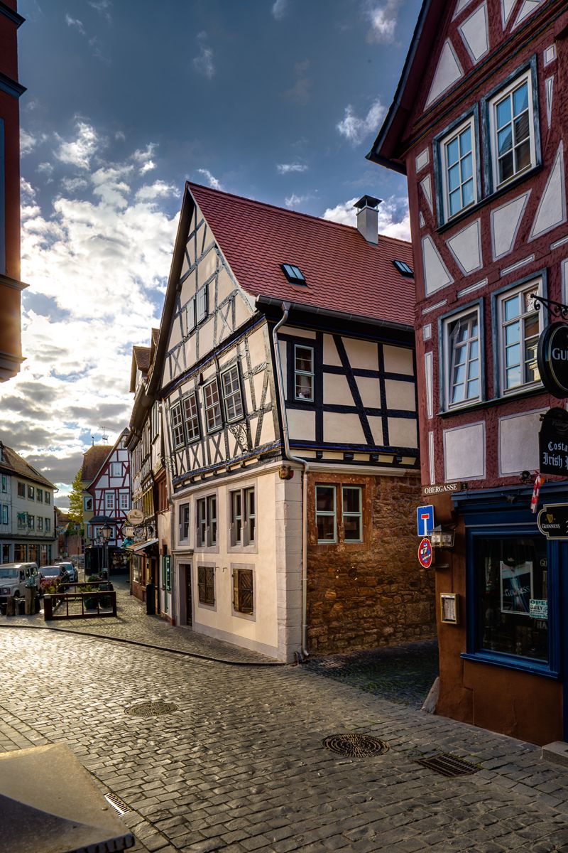 Das Fachwerkhaus im Abendlicht an der Ecke Obergasse
