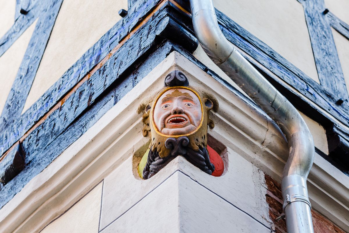 Der geschnitzte Narr an der Hausecke