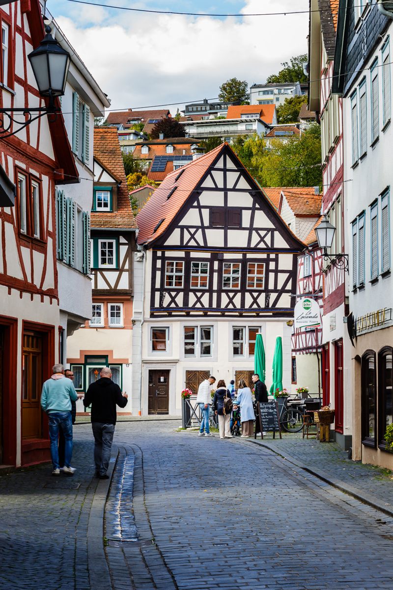 Blick durch die Gasse der Büdinger Altstadt auf das Haus