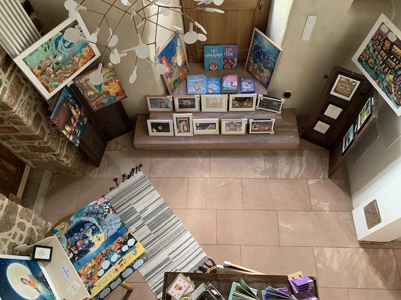Blick von oben in den Laden mit Illustrationen, Bilderbüchern und gerahmten Originalen
